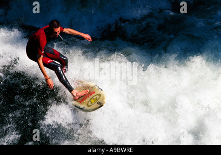 Board Surfen im englischen Garten in München Bayern Deutschland Stockfoto