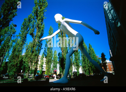 Der Rollator außerhalb der Allianz-Versicherungs-Gesellschaft München Schwabing Bezirk Stockfoto