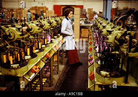 Frau am Werk Ion Dochte in Preise Kerzenfabrik London Stockfoto