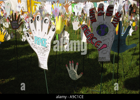 Händen der Karte repräsentieren ein Plädoyer für den Frieden im Hyde Park während anti-Krieg protestieren, März 2003. Stockfoto