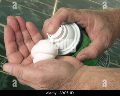 Menschenhand Abgabe Rasierschaum Stockfoto