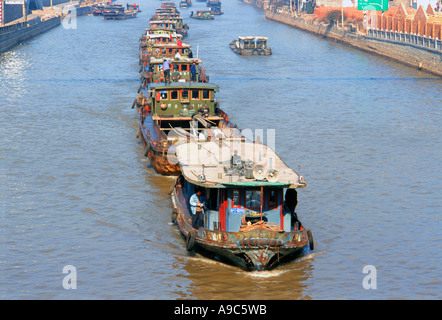 Jiang Su Provinz Linien von Lastkähnen Boot transportieren gute Produkte etc. auf Fluss und Urcun Stockfoto