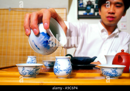 Ein Mann gießen den ersten Tee auf die Teekanne Hongkong china Stockfoto