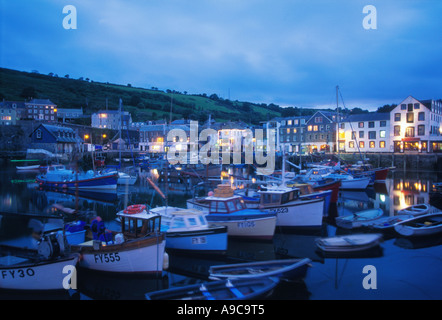 Angelboote/Fischerboote Hafen bei Nacht Mevagissey Cornwall England Stockfoto