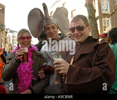 Junge Menschen für die Düsseldorfer Karneval verkleidet trinken Altbier vor Uerige Pub 2007 Stockfoto