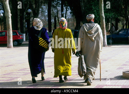 Marokkanischen Arabisch in traditioneller Tracht, die zu Fuß in Azrou in der Nähe von Fès Marokko Stockfoto