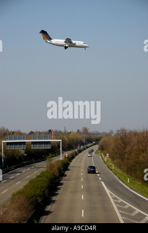 Lufthansa regional BAE-146-Jet nähert sich der Flughafen Düsseldorf International, Deutschland. Stockfoto