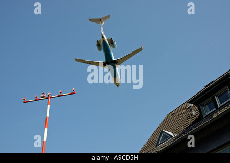 Jet, nähert sich der Flughafen Düsseldorf International, Deutschland. Stockfoto