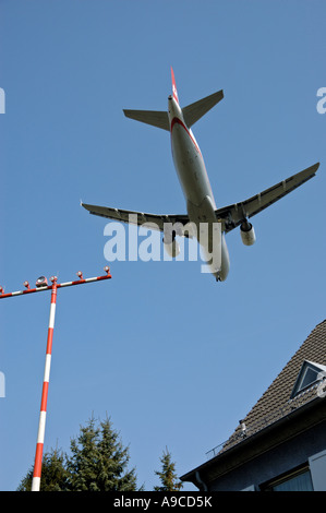 Jet, nähert sich der Flughafen Düsseldorf International, Deutschland. Stockfoto