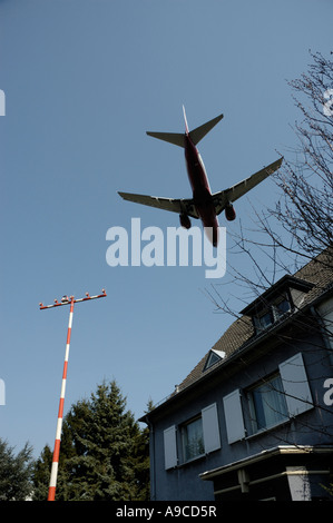 Jet, nähert sich der Flughafen Düsseldorf International, Deutschland. Stockfoto