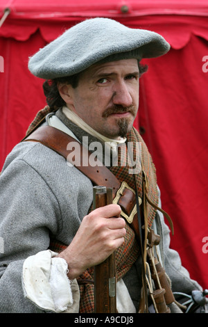 Musketier verkleidet in bunten historischen Kostümen von The Sealed Knot Society, Scotland, UK, Stockfoto