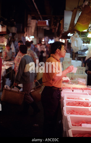 Fischhändler in den frühen Morgenstunden Tokioter Markt Stockfoto