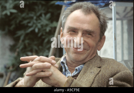 Ian Hamilton Finlay in seinem Haus und Skulptur Garten Liittle Sparta in Dunsyre Schottland Stockfoto