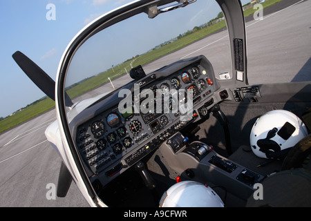 Grob 115 Tutor Basisflug Trainer Flugzeug Cockpit zeigt Avionik und Flug Instrumente Stockfoto