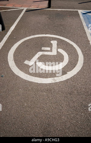 Boden-Schild Stellplätze für behinderte Fahrer reserviert Stockfoto