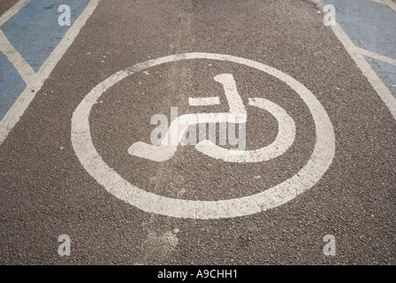 Boden-Schild Stellplätze für behinderte Fahrer reserviert Stockfoto