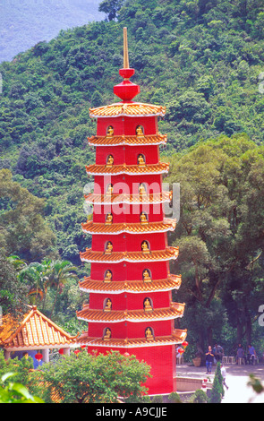 Buddha-Statuen in rot 10000 Buddha Pagode Shatin Hong Kong China Stockfoto