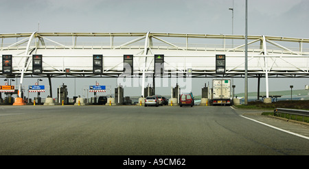 Nähert sich die Pay-Stände auf einer mautpflichtigen Straße Peage Autoroute France Stockfoto