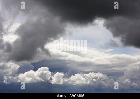Stürmischer Himmel und Wolken Stockfoto