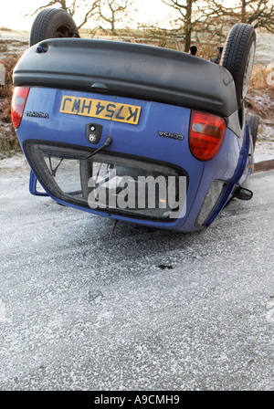 umgestürzten Auto auf vereisten Landstraße Lancashire England Stockfoto