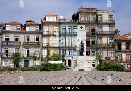 Lebhaften Platz prachtvolle Architektur typisch bunten Gebäude Fenster Taube Vogel alte Stadt Statue Porto Portugal Iberia Europ Stockfoto