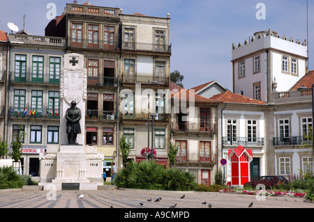 Lebhaften Platz prachtvolle Architektur typisch bunten Gebäude Fenster Taube alte Stadt Statue Porto Portugal Iberia Europa Stockfoto