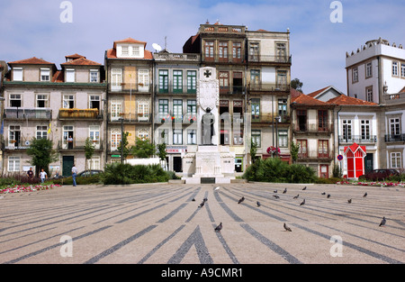 Lebhaften Platz prachtvolle Architektur typisch bunten Gebäude Fenster Taube alte Stadt Statue Porto Portugal Iberia Europ Stockfoto