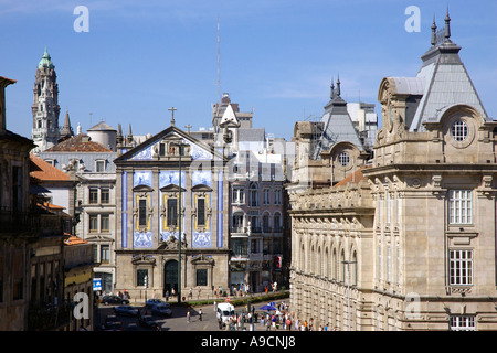 Panoramablick auf prachtvolle Architektur Kirche Glockenturm bunte Gebäude rotes Dach Altstadt Porto-Portugal-Iberia-Europa Stockfoto