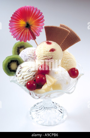 Gemischtes Eis mit Früchten Stockfoto