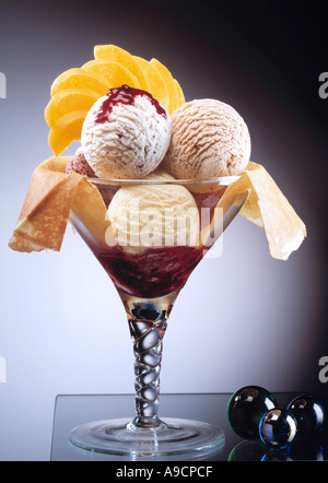 Tasse Eis mit Crepes Stockfoto
