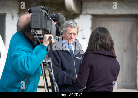 Scheune in Cumbria tv Crew Interviews Nationalpark Vertreter Stockfoto