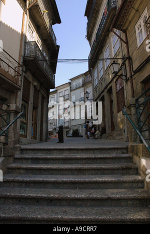 Blick auf typische lebhafte Altstadt Zentrum Straße herrliche Guimaraes Porto Norte Minho Portugal Iberia Nordeuropa Stockfoto