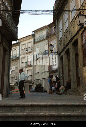 Blick auf typische lebhafte Altstadt Zentrum Straße herrliche Guimaraes Porto Norte Minho Portugal Iberia Nordeuropa Stockfoto