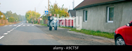 Teen Mädchen zu Fuß entlang der Straße. Autobahn 72 zwischen Lodz und Rawa Maz. Polen Stockfoto