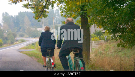Gut gekleidet älteres Ehepaar Fahrrad Weg. Autobahn 72 zwischen Lodz und Rawa Maz. Polen Stockfoto