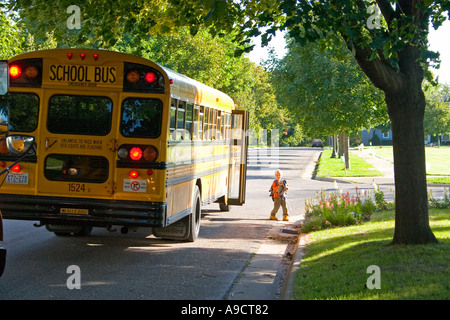 Junge Schulbus verlassen. St Paul Minnesota MN USA Stockfoto