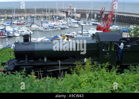 DAMPFZUG NÄHERT SICH WATCHET STATION MIT HAFEN IM HINTERGRUND SOMERSET ENGLAND Stockfoto