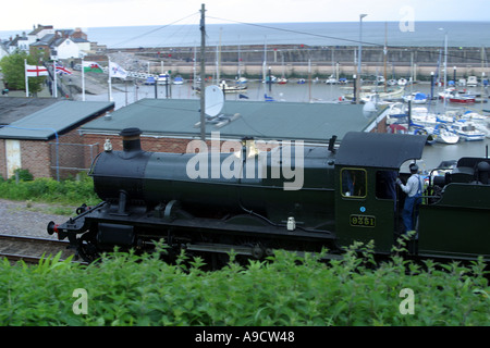 DAMPFZUG NÄHERT SICH WATCHET STATION MIT HAFEN IM HINTERGRUND SOMERSET ENGLAND Stockfoto