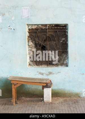 Alten Gebäude in El Bawiti alte Tabelle mit verzierten Fenster Stockfoto