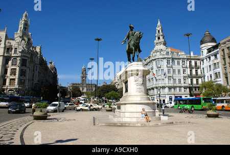 Sicht, die herrliche, imposante Haupt Platz typischen Architektur Gebäude Statue Fahrt Pferd Altstadt Porto-Portugal-Europa Stockfoto