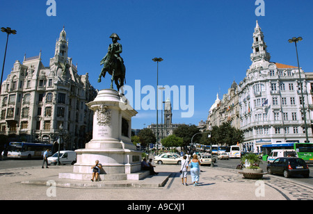 Sicht, die herrliche, imposante Haupt Platz typischen Architektur Gebäude Statue Fahrt Pferd Altstadt Porto-Portugal-Europa Stockfoto