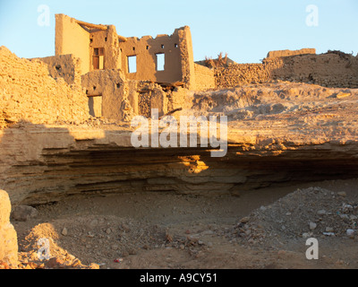 Alten Gebäude in El Bawiti weitgehend aus Lehmziegeln gebaut Stockfoto