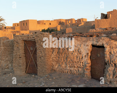 Alten Gebäude in El Bawiti weitgehend aus Lehmziegeln gebaut Stockfoto