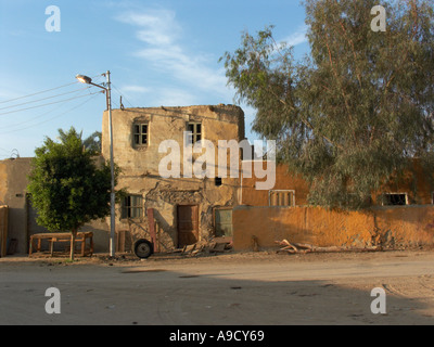 Alten Gebäude in El Bawiti weitgehend aus Lehmziegeln gebaut Stockfoto