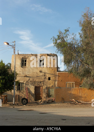 Alten Gebäude in El Bawiti weitgehend aus Lehmziegeln gebaut Stockfoto