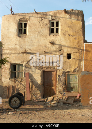 Alten Gebäude in El Bawiti weitgehend aus Lehmziegeln gebaut Stockfoto