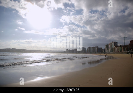 Blick auf das Meer und Strand von Gijon Xixon Asturien Biskaya Golfo de Vizcaya Spanien España Iberia Europa Stockfoto