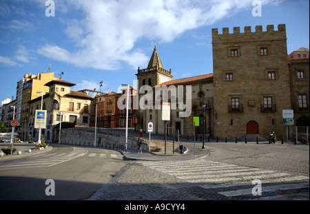 Sicht auf die Straße entlang des Hafens Gijon Xixon Asturien Biskaya Golfo de Vizcaya Spanien España Iberia Europas Stockfoto