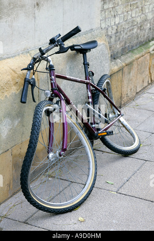 Nicht mehr fahrtaugliche Velos in Straße Vandalismus Student transport Stockfoto