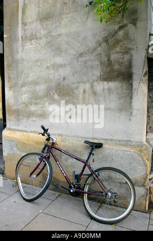 Nicht mehr fahrtaugliche Velos in Straße Vandalismus Stockfoto